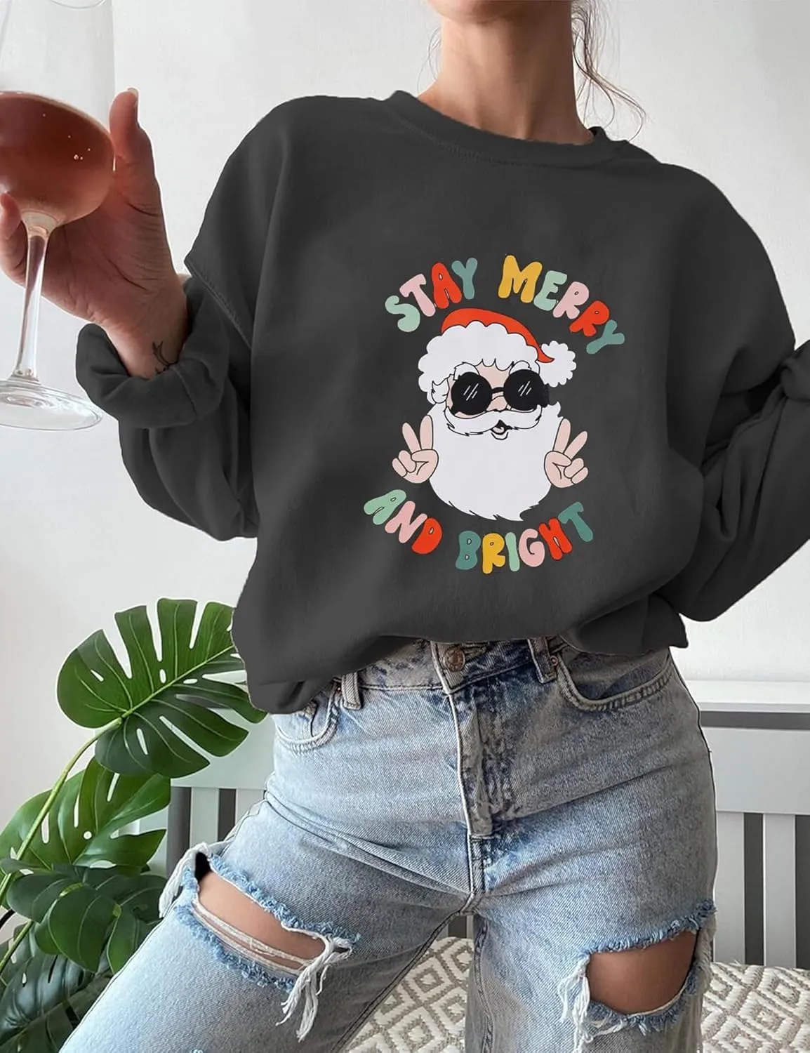 Women Christmas Sweatshirt Stay Merry and Bright Shirts Retro Santa Graphic Long Sleeve Crewneck Pullover Xmas Oversize Tops