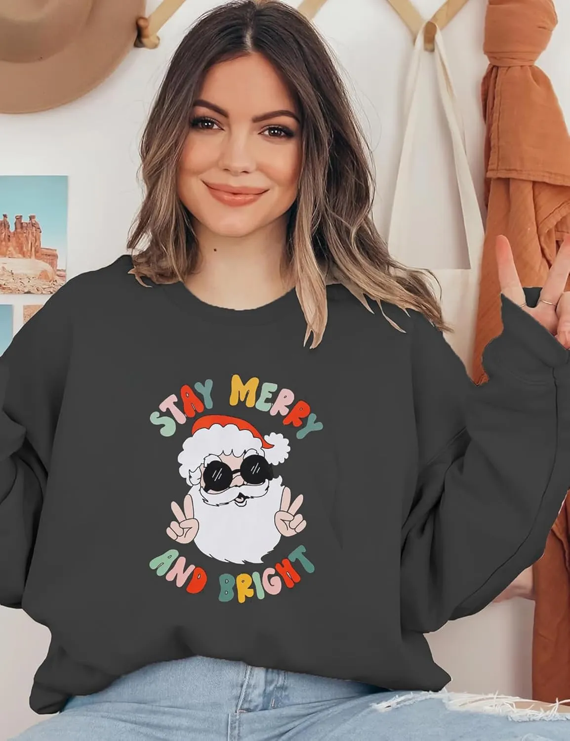 Women Christmas Sweatshirt Stay Merry and Bright Shirts Retro Santa Graphic Long Sleeve Crewneck Pullover Xmas Oversize Tops