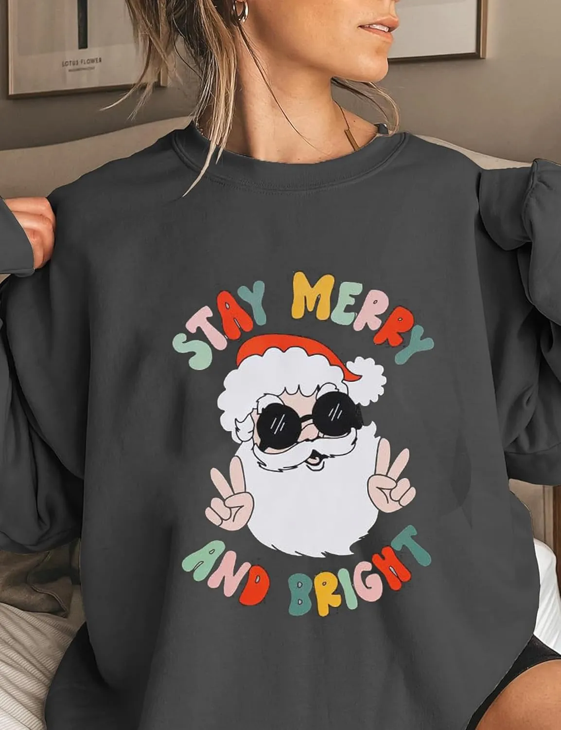 Women Christmas Sweatshirt Stay Merry and Bright Shirts Retro Santa Graphic Long Sleeve Crewneck Pullover Xmas Oversize Tops